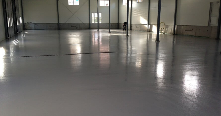 epoxigolv fungerar bra i alla lokalstorlekar där krav ställs på slitstarkhet och slagtålighet